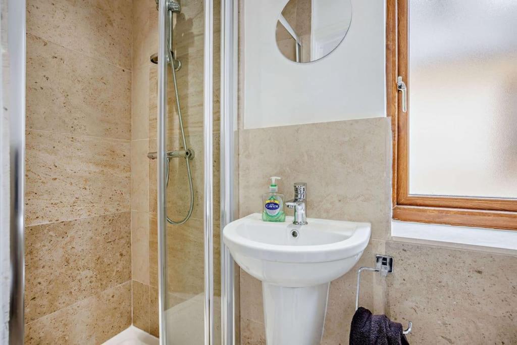 Beautiful 4-5 Bedroom Village House With Rural Views Salford  Екстер'єр фото