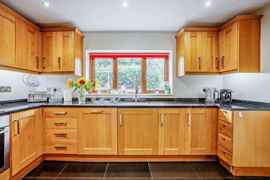 Beautiful 4-5 Bedroom Village House With Rural Views Salford  Екстер'єр фото